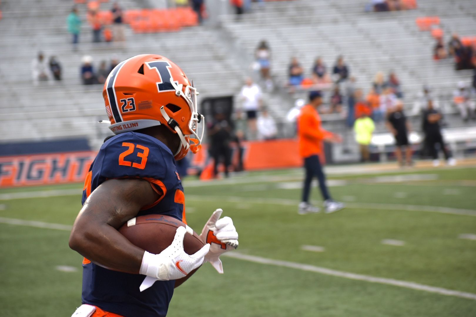 PHOTOS: Illinois warms up against Charlotte